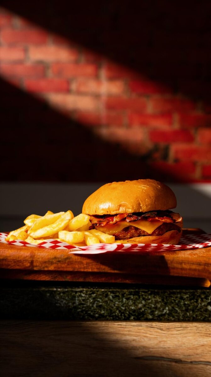 Hamb&uacute;rguer com bacon e cheddar