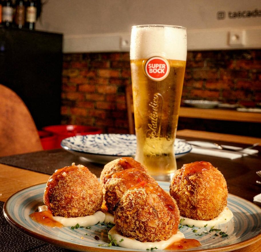 Bolinhas de bifana e fino na Tasca do Coelho