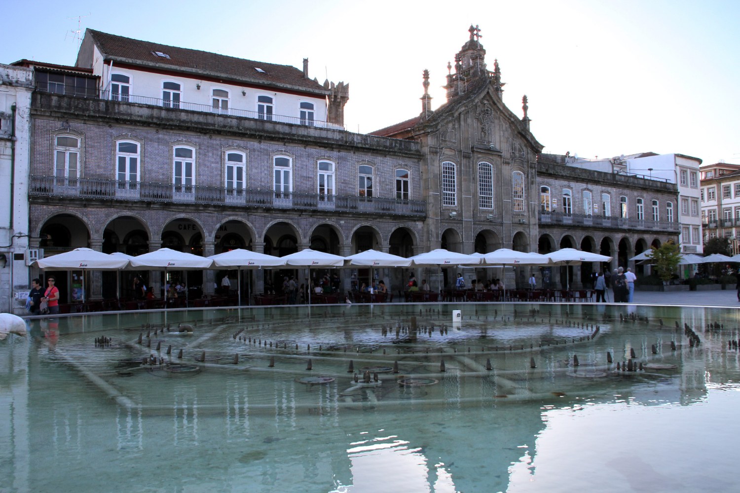 Praça da República de Braga hoje, com a Arcada e o espelho de água