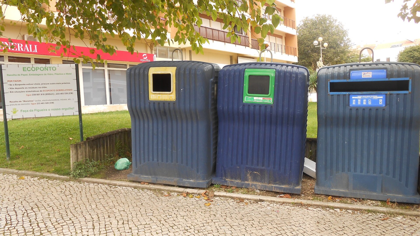 Lixo deixado fora do ecoponto pode dar multa