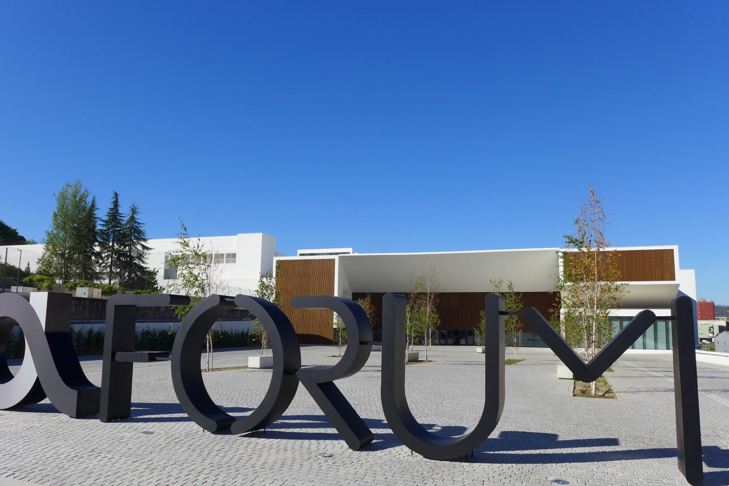 Entrada do Altice Forum Braga com letras gigantes