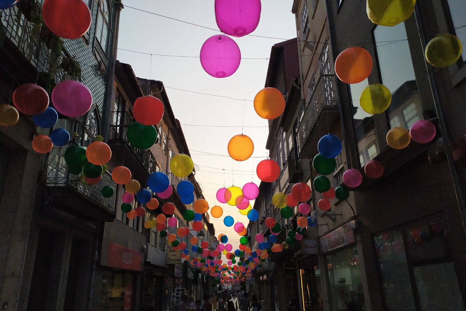 Rua do Souto decorada com balões coloridos