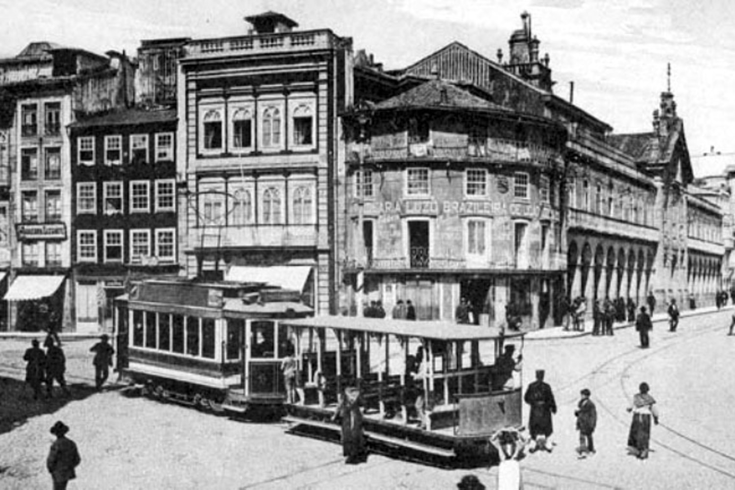 Arcada de Braga por volta de 1915, com um elétrico (bonde) e o seu atrelado