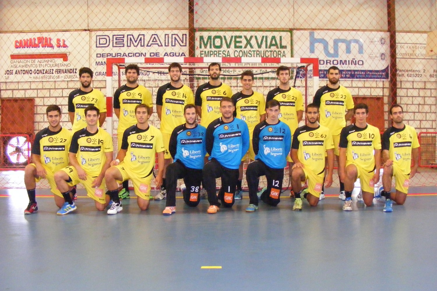 Equipe de andebol do ABC de Braga posando no pavilhão
