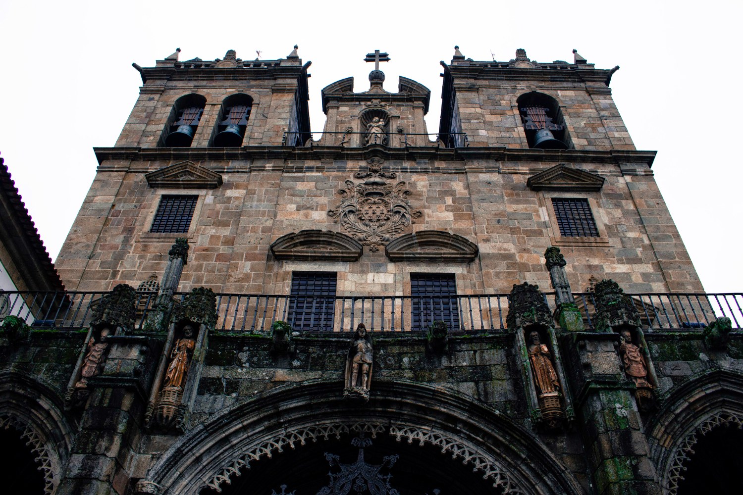 Fachada da Sé de Braga com torres sineiras