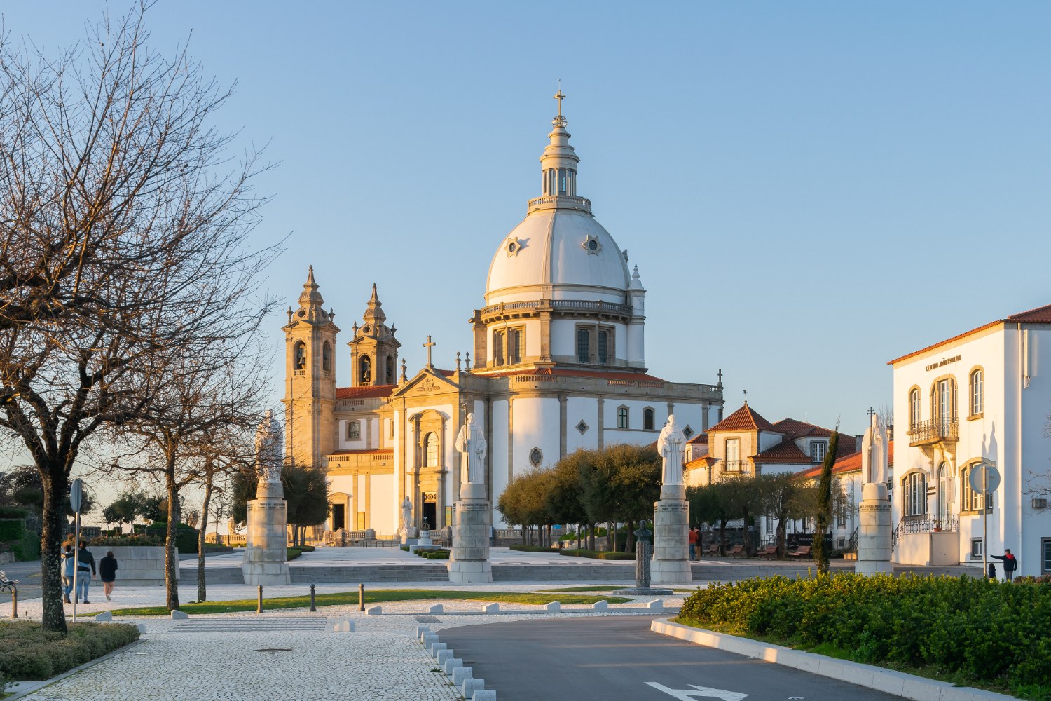 Santuário do Sameiro com cúpula branca ao entardecer