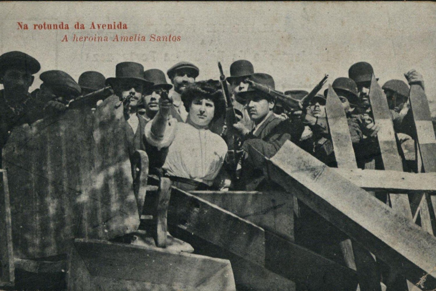 Postal da revolução republicana de 1910 com populares armados numa barricada