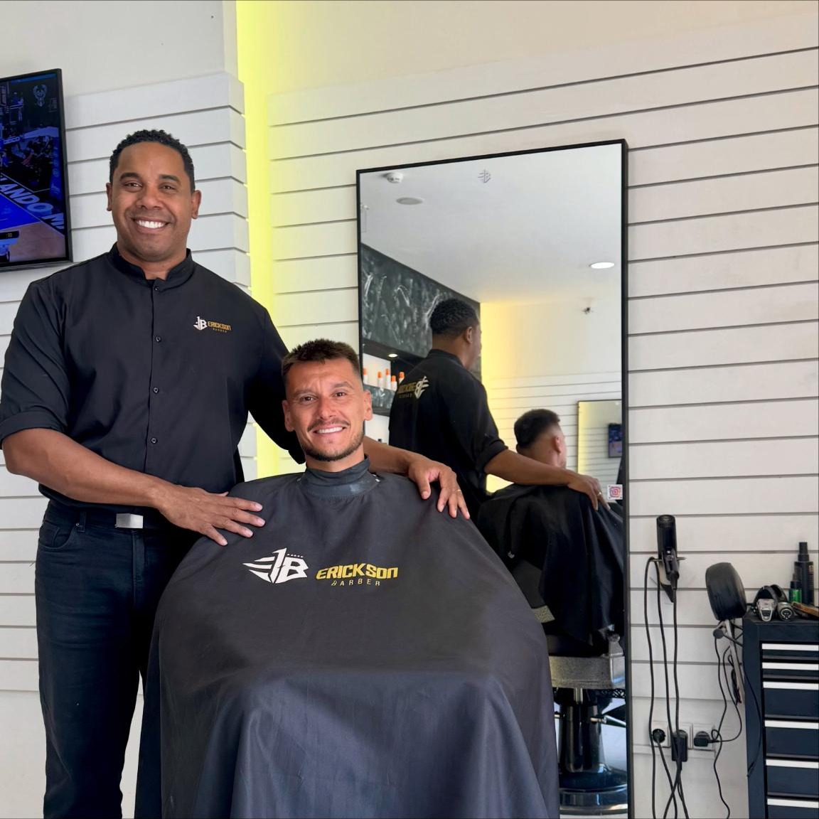 Erickson com cliente na barbearia