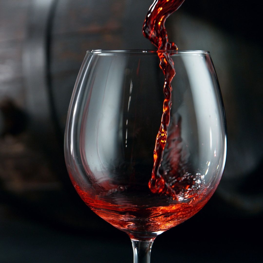Vinho tinto a ser servido no copo