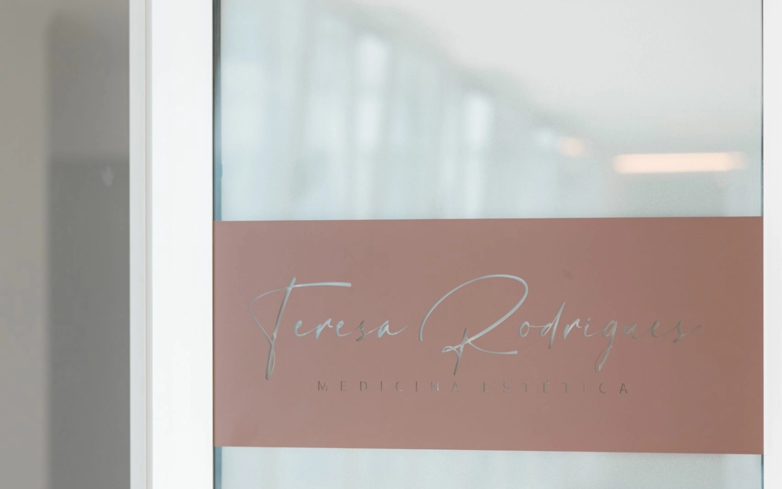 Entrada da Cl&iacute;nica Teresa Rodrigues com o log&oacute;tipo