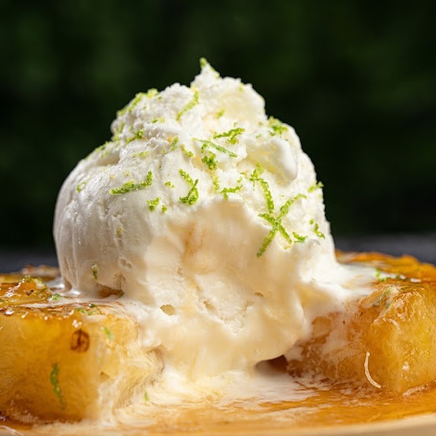 Sobremesa de abacaxi caramelizado com gelado e raspas de lima