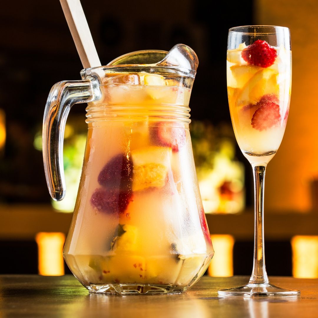 Jarro de sangria com frutas e ta&ccedil;a