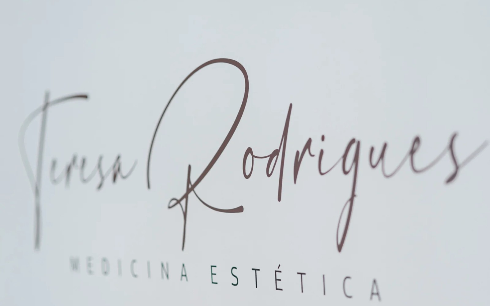 Log&oacute;tipo da Cl&iacute;nica Teresa Rodrigues na parede