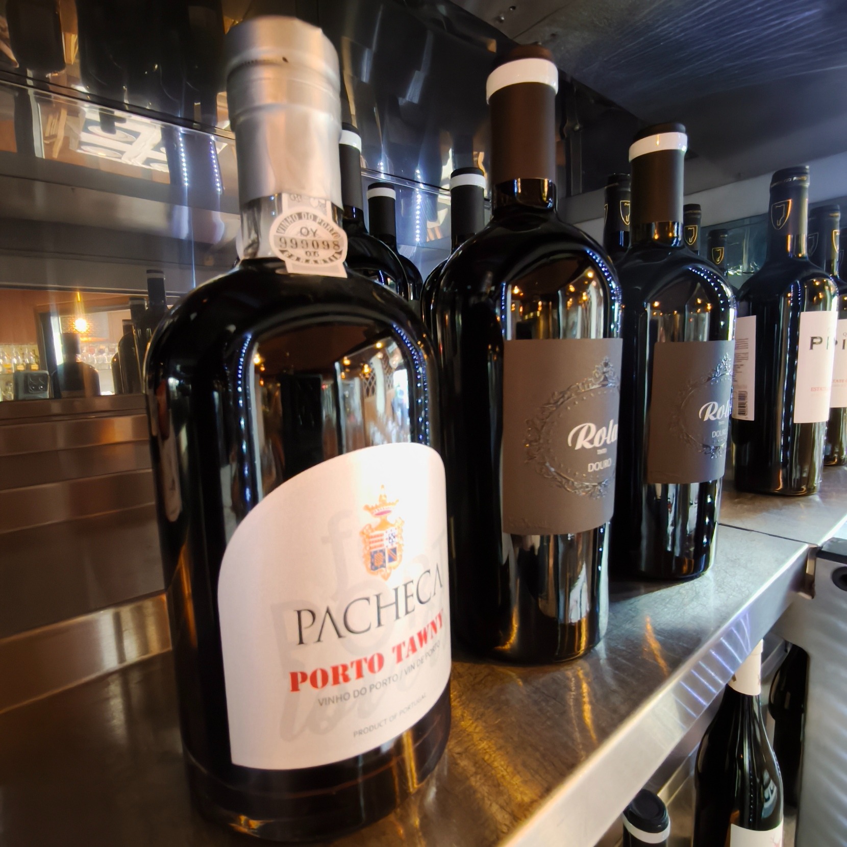 Garrafas de Vinho do Porto e vinhos do Douro na garrafeira