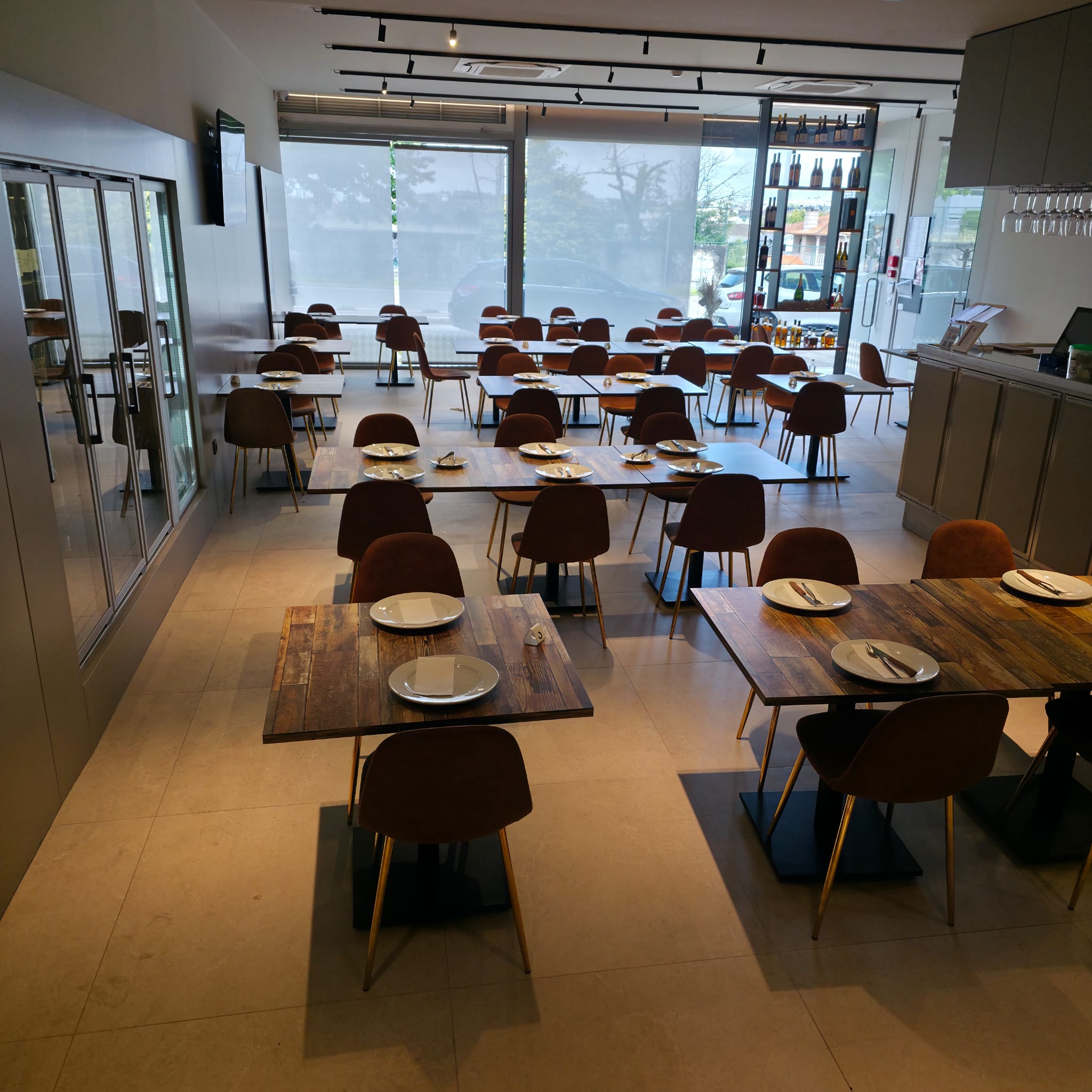 Sal&atilde;o amplo da Churrascaria Casal Parrilha com mesas postas
